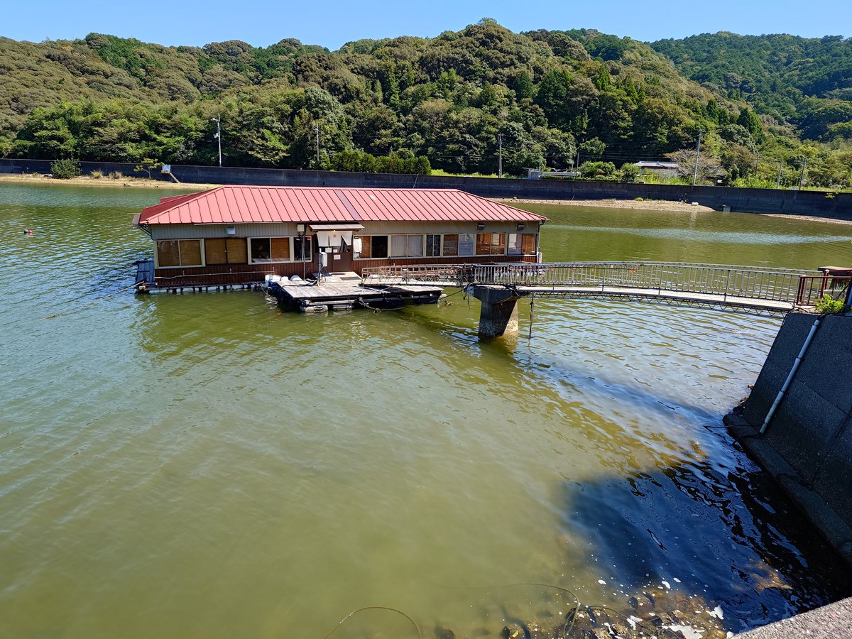 OutsideHill's tweet photo. 海の上に浮かぶごはん屋さんに来ました。
絶景の中、膨らむ期待を胸に座して待ちます。 https://t.co/boULNOsIB6