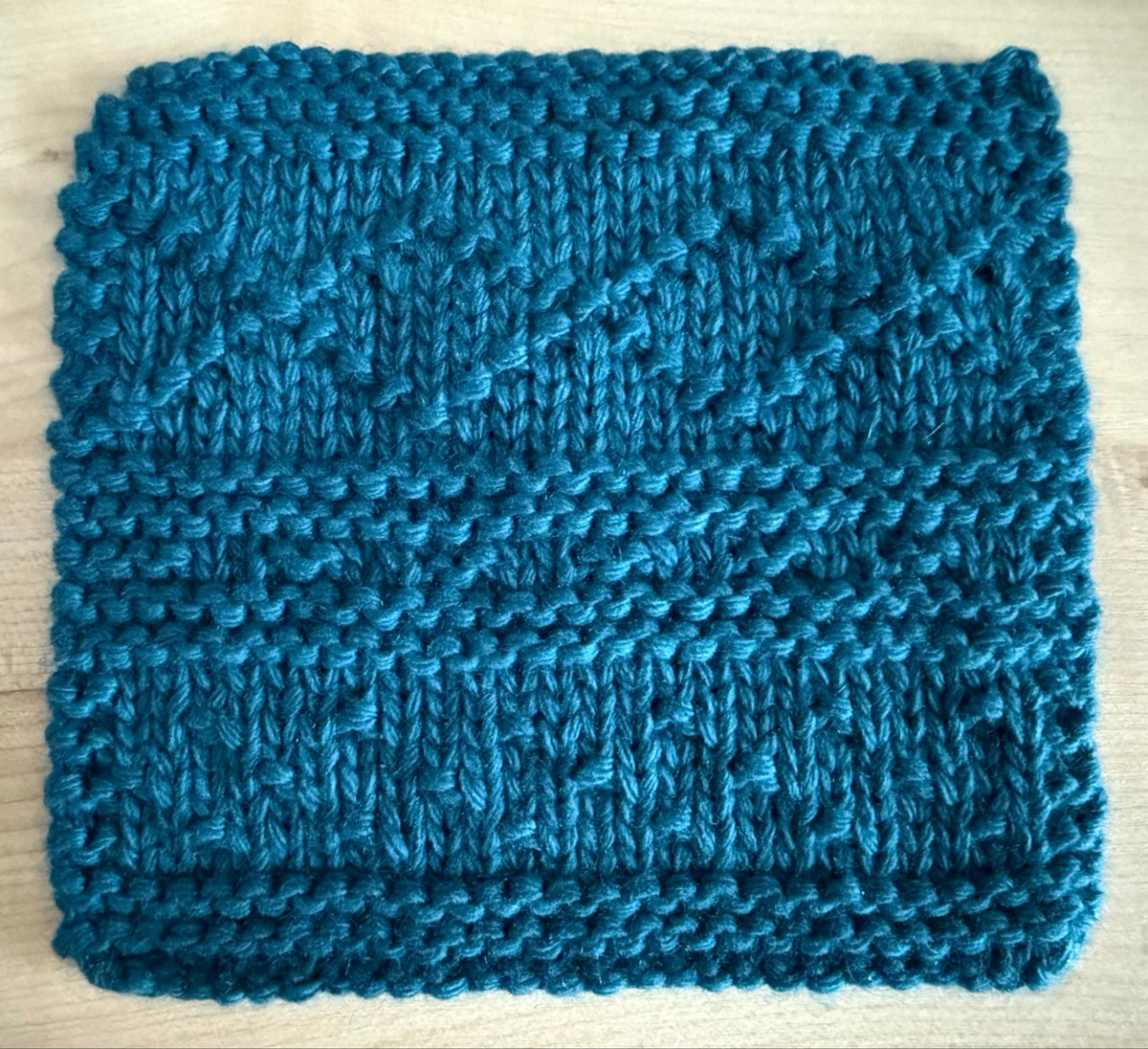 knitting_5k's tweet photo. 사각바늘이 코가 예쁘긴 예쁘다 진짜
가터뜨기가 진짜 일정하게 예쁜 일직선으로 나옴 대박 https://t.co/VPKPkP0o9C