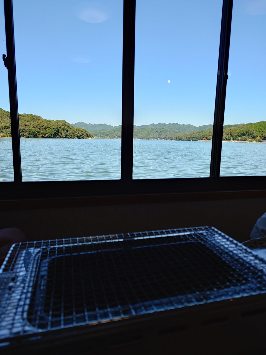 OutsideHill's tweet photo. 海の上に浮かぶごはん屋さんに来ました。
絶景の中、膨らむ期待を胸に座して待ちます。 https://t.co/boULNOsIB6
