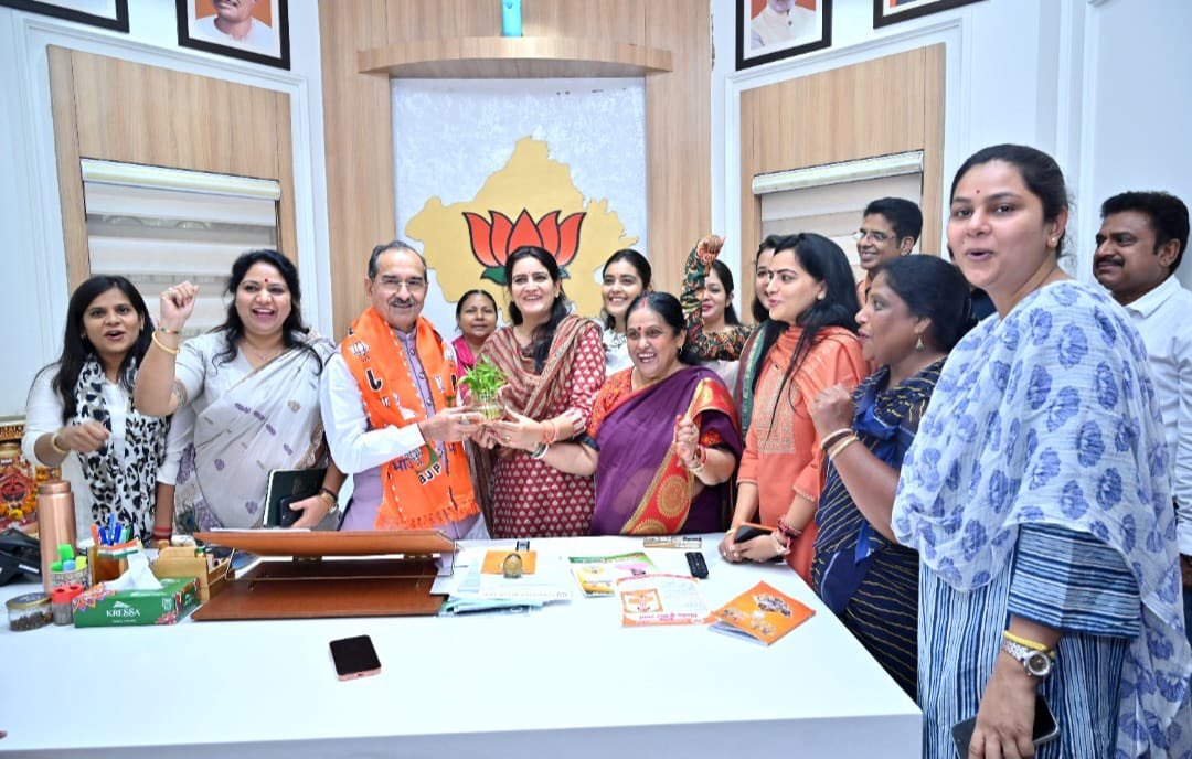 murtimeenabjp's tweet photo. नगर निकाय चुनाव में भाजपा को मिली प्रचंड विजय के उपलक्ष्य में जयपुर स्थित भाजपा प्रदेश कार्यालय में प्रदेश अध्यक्ष श्री मदन राठौड़ जी एवं भाजपा महिला मोर्चा प्रदेशाध्यक्ष श्रीमती राखी राठौड़ जी के नेतृत्व में कार्यकर्ताओं के साथ विजय की खुशियां साझा कीं और एक-दूसरे को मिठाई खिलाकर बधाई एवं आभार व्यक्त किया।

यह विजय जनविश्वास, संगठन की शक्ति और सुशासन के संकल्प की विजय है।
सभी कार्यकर्ताओं एवं प्रदेशवासियों का हार्दिक आभार। 🙏🇮🇳

#TripleEngineInRajasthan #BJP #Rajasthan #NariShakti #VijaySankalp @BJP4Rajasthan