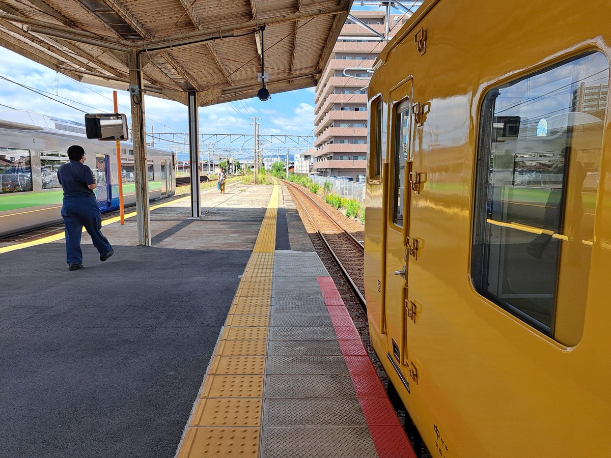 Setouchi115's tweet photo. 西と北の電車が同居するバグな光景 https://t.co/XOb4bxaOwI