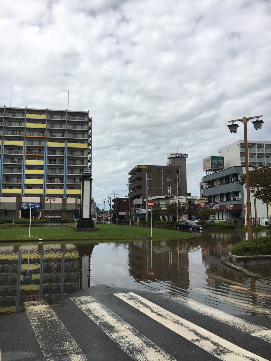 JF5OFRNU700McUw's tweet photo. セブンイレブン佐倉北口店から東に続く表町の裏通りも水は引いていて、再び通行できるようになりました

セブンイレブン佐倉北口店前も昨日の夜や今日の朝に比べると水が引いていて、駐車場が見えてきています

いい兆候だと思います

ただ、千葉興業銀行から表町交差点方面は酷い冠水は続いています https://t.co/tA82k06mDw