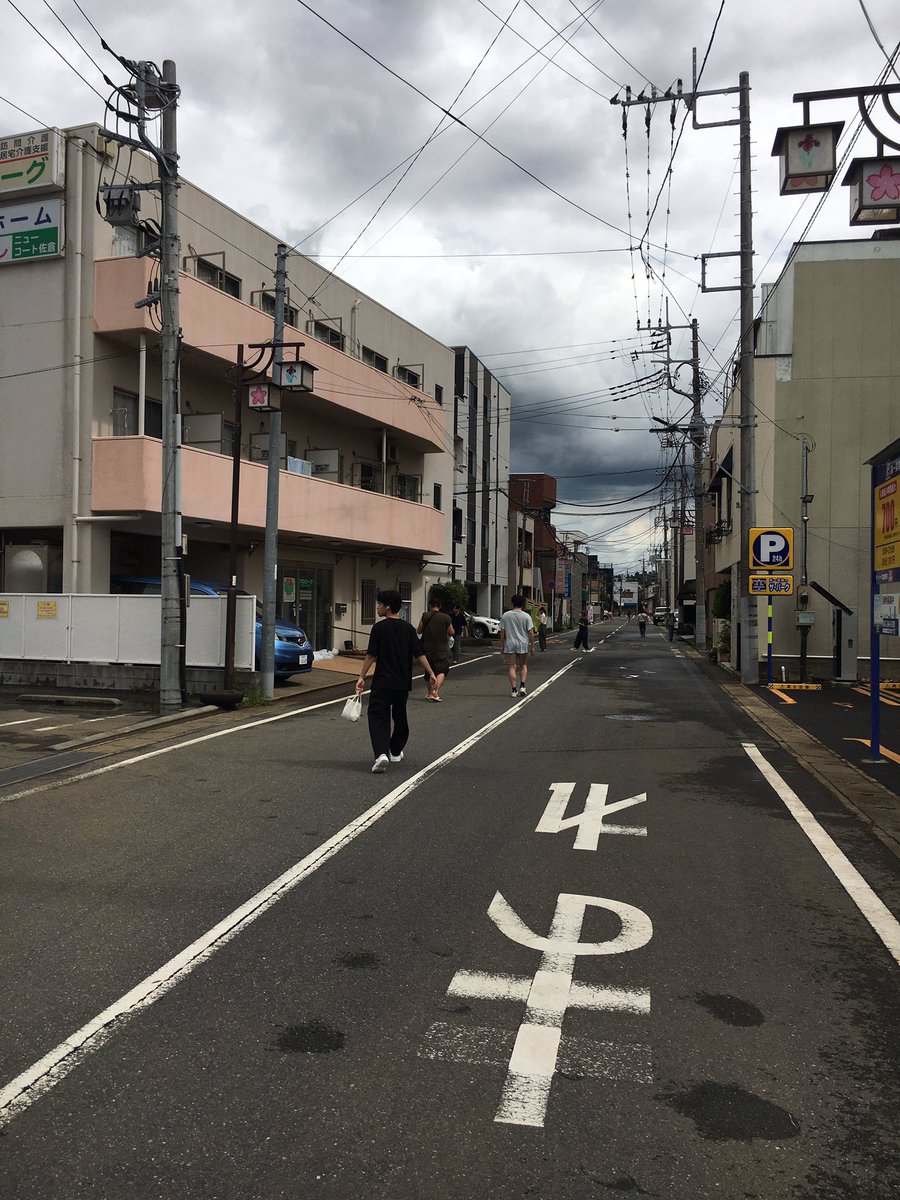 JF5OFRNU700McUw's tweet photo. セブンイレブン佐倉北口店から東に続く表町の裏通りも水は引いていて、再び通行できるようになりました

セブンイレブン佐倉北口店前も昨日の夜や今日の朝に比べると水が引いていて、駐車場が見えてきています

いい兆候だと思います

ただ、千葉興業銀行から表町交差点方面は酷い冠水は続いています https://t.co/tA82k06mDw