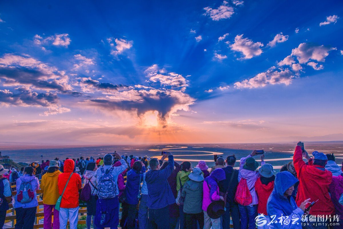 AuTournee's tweet photo. À Bayinbuluke, au Xinjiang, les visiteurs viennent admirer le coucher du soleil là où la rivière Kaidu serpente à travers la vaste prairie. Au bout des nombreux méandres de la rivière, le soleil couchant offre un magnifique spectacle. https://t.co/YzEaVcHWO8