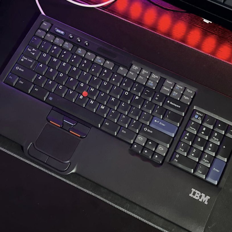 seeker_xv's tweet photo. Keychron K6 AL Flame
有線で窓/BTで🍎
もう6年使ってるけどまったく壊れない。ただBT復帰が遅い。そろそろ新しいやつ、できればAlice Layoutのやつが欲しい...

窓用の趣味機
SK-8835 US
友人が欲しいと狙われてる😱
とりあえず貸すだけ...
返ってくるかな😓

暇だし昼寝しよう😪 https://t.co/MtqXXjHffQ