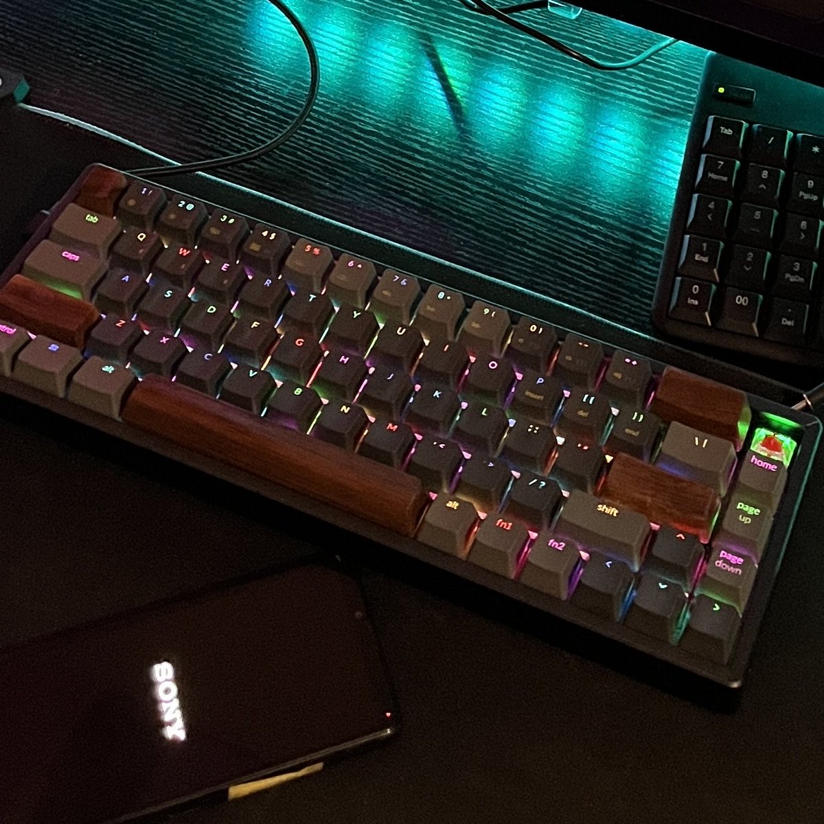 seeker_xv's tweet photo. Keychron K6 AL Flame
有線で窓/BTで🍎
もう6年使ってるけどまったく壊れない。ただBT復帰が遅い。そろそろ新しいやつ、できればAlice Layoutのやつが欲しい...

窓用の趣味機
SK-8835 US
友人が欲しいと狙われてる😱
とりあえず貸すだけ...
返ってくるかな😓

暇だし昼寝しよう😪 https://t.co/MtqXXjHffQ