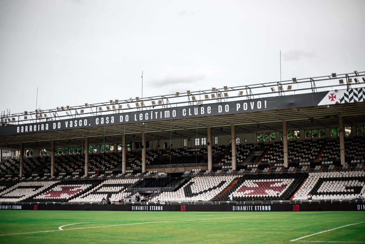 futebol_info's tweet photo. 🚨 AGORA! | Vasco desiste do Maracanã e decide enfrentar o Palmeiras em São Januário pela semifinal da Copa do Brasil.

Diferentemente da Sul-Americana, que exige estádio com mais de 30 mil lugares, a Copa do Brasil exige capacidade mínima de 15 mil, e São Januário atende ao regulamento.

Para o duelo com o Boca Juniors, em 20 de outubro, pela Sul-Americana, o cenário é diferente. O Vasco ainda aguarda resposta do Consórcio Fla-Flu para utilizar o Maracanã.

🗞️ @OGlobo_Esportes | @diogodantas 
📸 Leandro Amorim/CRVG