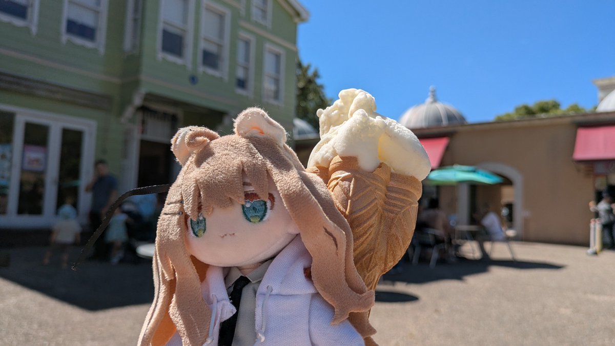 HibikiRna's tweet photo. 只今トルコ付近
トルコアイス頼むと熟練の手つきによって翻弄されるのでおすすめ
かなり粘っこくミルク感の強くて美味しかった https://t.co/Fh4RIGjFd1