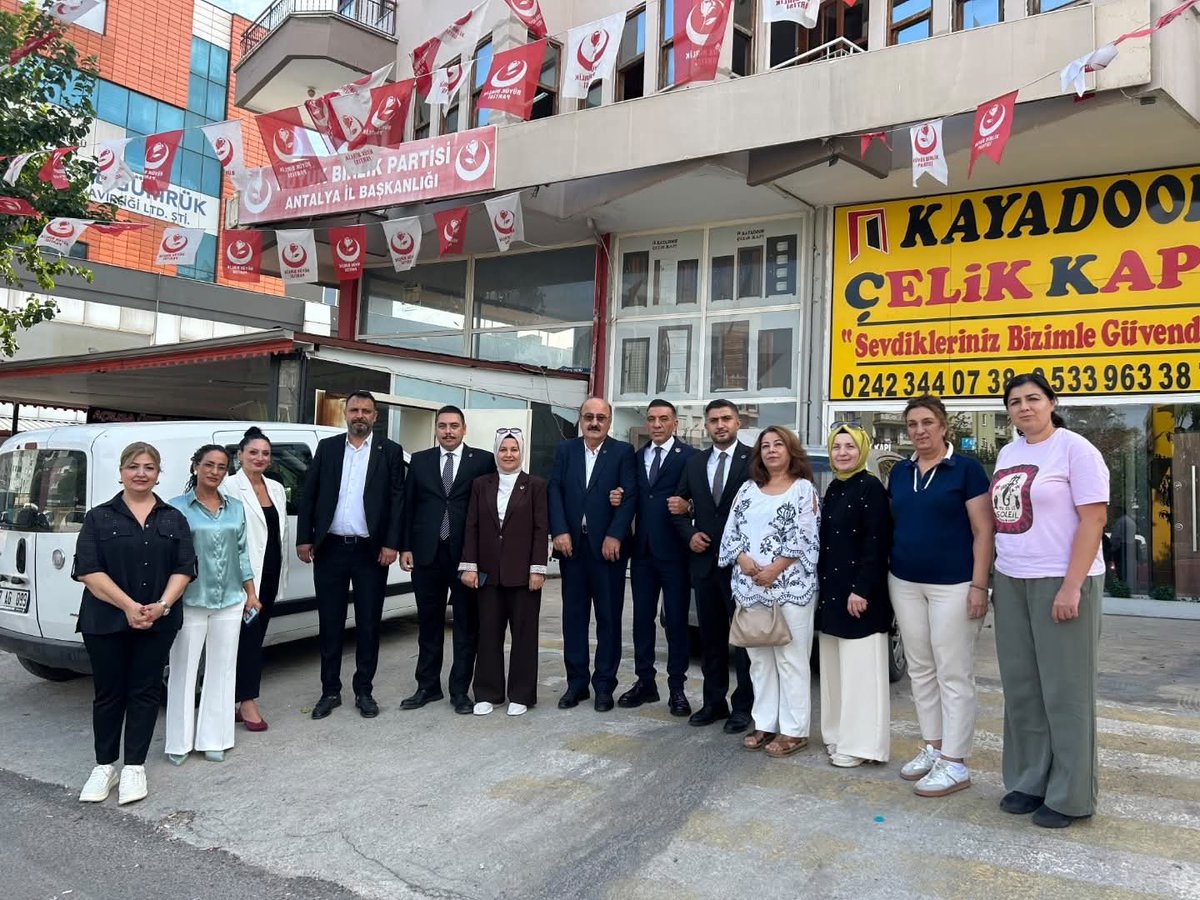 boztugdurmus's tweet photo. BÜYÜK BİRLİK Antalya İl Divanımız, 12 İmamlar Alevi-Bektaşi Derneğimizden Canlarımızın da katılımıyla Şehit Liderimiz Muhsin Yazıcıoğlu'nun Büyük Türkiye Kiliminin renk ve Desenlerini kuşatmış oldu. CANLAR, TÜRKİYE'NİN BÜYÜK BİRLİĞİNE SÖZÜMÜZ VAR @Mustafa_Destici @bbphabermerkezi https://t.co/vVycFXPfqV