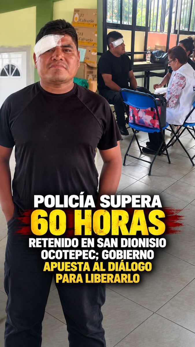 jaimeguerrero08's tweet photo. #Policía supera 60 horas retenido en #SanDionisio #Ocotepec; #Gobierno apuesta al diálogo para liberarlo
#JaimeGUERRERO
El policía estatal Antonio Monterrubio supera las 60 horas retenido en San Dionisio Ocotepec y permanece por tercer día consecutivo bajo custodia de la comunidad, mientras el Gobierno de Oaxaca mantiene el diálogo con autoridades municipales, la asamblea y liderazgos para lograr su liberación sin recurrir al uso de la fuerza.
El secretario de Gobierno, Jesús Romero López, afirmó que la prioridad es preservar la integridad del uniformado y de los habitantes, por lo que delegados de Paz y funcionarios estatales mantienen las negociaciones para alcanzar un acuerdo.
“Voluntad hay. Queremos preservar su integridad y la del pueblo; no son nuestros adversarios”, sostuvo.
Monterrubio, policía segundo e integrante de la patrulla 2371, fue retenido durante la madrugada del sábado 19 de septiembre, luego de una confrontación entre elementos estatales y topiles de San Dionisio Ocotepec.
Durante los hechos resultó lesionado el topil Oliverio Martínez García, quien presentó un rozón de bala y fue reportado estable. Hasta ahora no existe una reconstrucción oficial definitiva que establezca quién inició la confrontación o realizó los primeros disparos.
Romero López aseguró que el elemento retenido se encuentra en buen estado de salud y reconoció que pudo existir una falta de comunicación con la autoridad municipal antes del despliegue policial.
Explicó que la presencia de la Policía Estatal respondió a reportes de asaltos y a la necesidad de reforzar la vigilancia entre San Dionisio Ocotepec y la zona colindante con Ocotlán.
Sin embargo, el responsable de la política interna advirtió que las diferencias derivadas del operativo no justifican mantener privado de su libertad al uniformado.
“Se están cometiendo delitos. No pueden condicionarse las demandas de una comunidad a la privación de la libertad de una persona”, señaló.
Entre los planteamientos de la comunidad se encuentran necesidades de seguridad, incluida una patrulla y un arco de vigilancia, además de la petición de que los policías involucrados en el incidente acudan a ofrecer una disculpa.
Romero López negó que exista formalmente una exigencia de un millón de pesos en efectivo para liberar al policía.
El Gobierno estatal manifestó disposición para revisar las demandas comunitarias, pero insistió en que su atención no puede estar condicionada a la retención del elemento.
Desde el sábado, el comisionado de la Policía Estatal, Francisco Santiago García, y personal de la Secretaría de Gobierno han intervenido en las negociaciones. La Coordinación de Paz también participa para evitar que el conflicto escale.
Romero López llamó a la asamblea y a las autoridades municipales a permitir la liberación del policía mediante un acuerdo pacífico.
Hasta la noche de este lunes no se había establecido una hora para su liberación, mientras Monterrubio superaba las 60 horas retenido en San Dionisio Ocotepec.