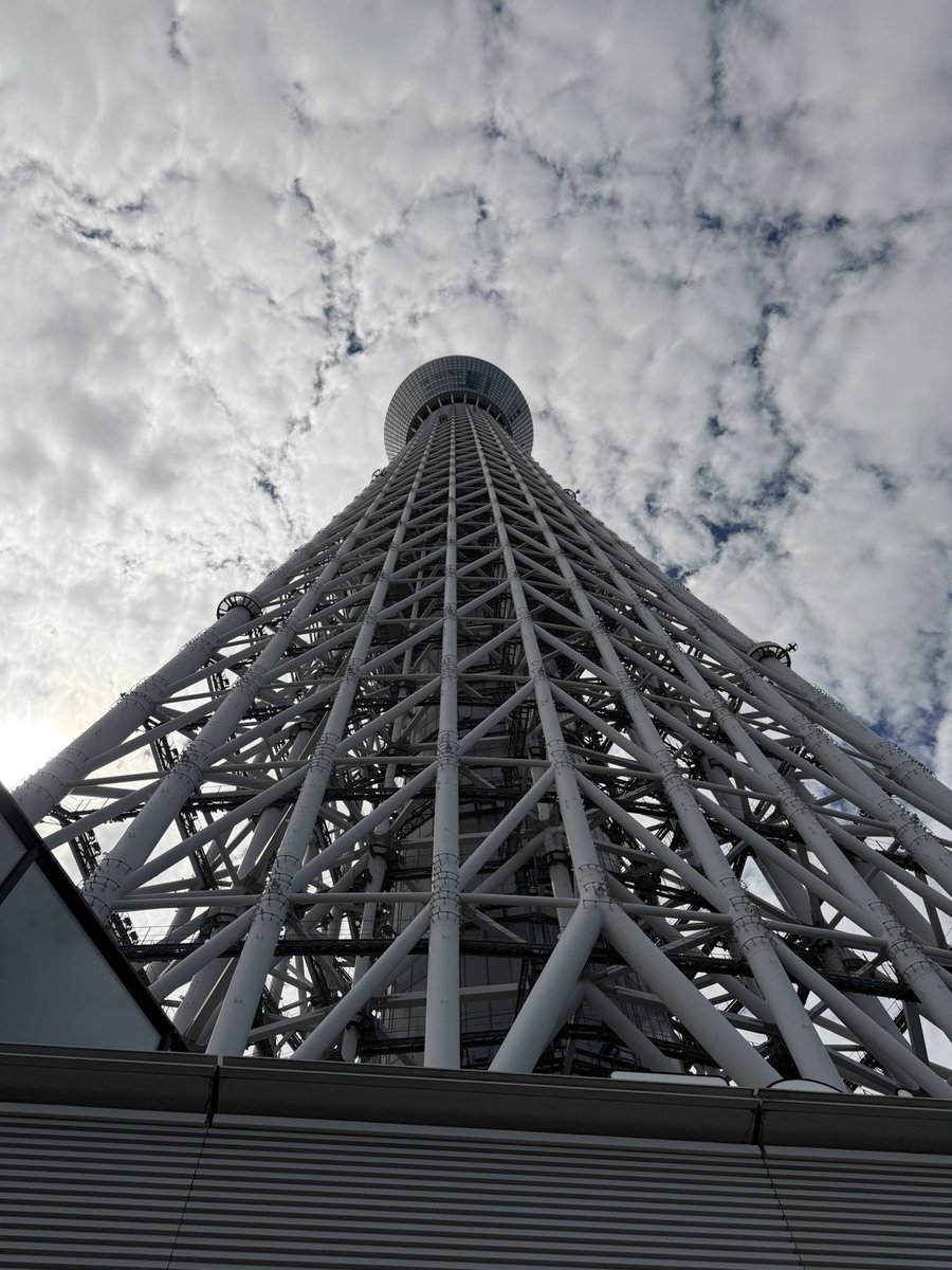 ButaCAT's tweet photo. 東京スカイツリー

家族サービスで疲労が溜まってきた。休みが欲しい🤣🤣🤣 https://t.co/wjl3Yv1cA2