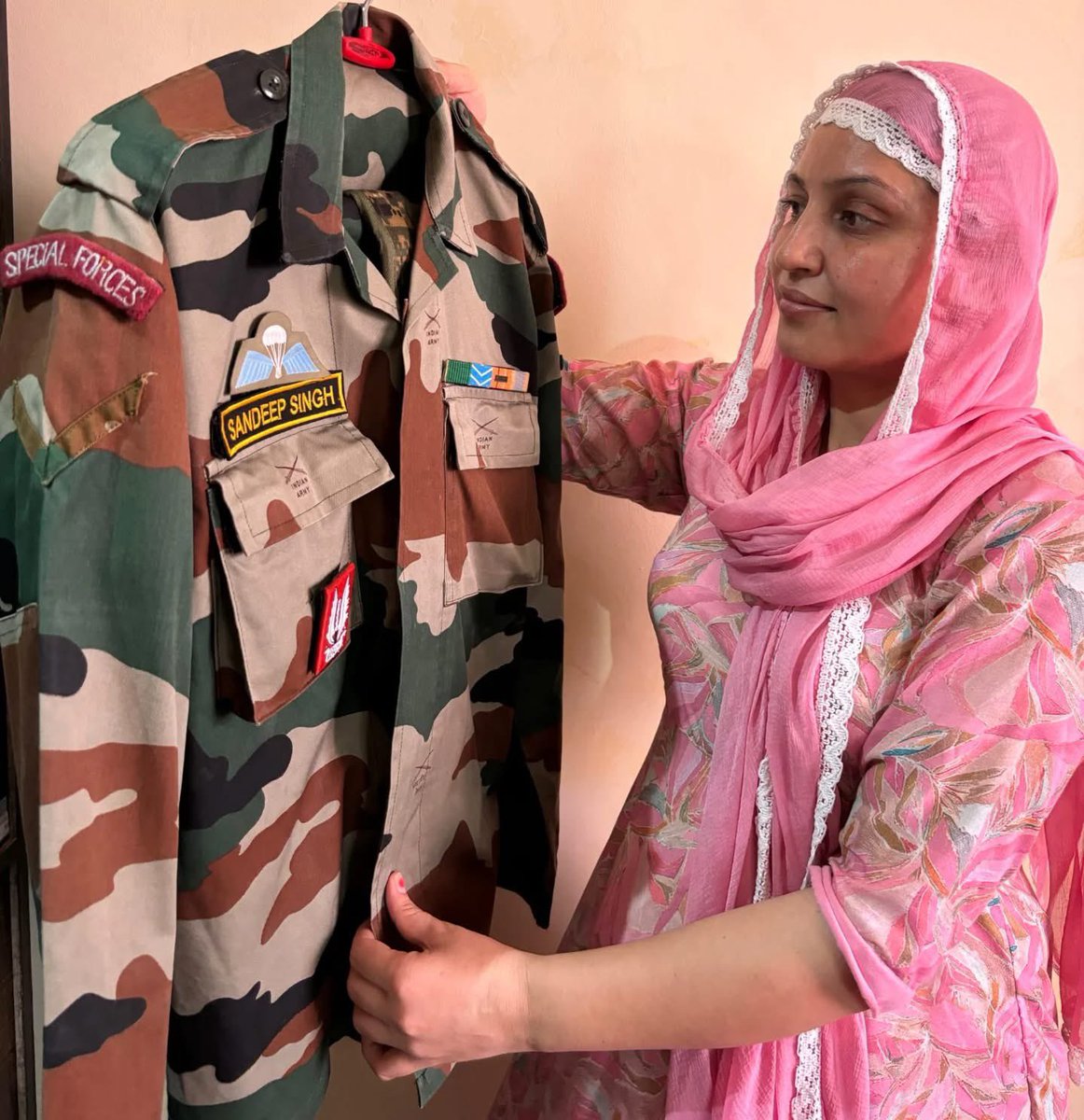 37VManhas's tweet photo. Ms. Gurpreet, showing the uniform of her husband

LANCE NAIK SANDEEP SINGH
Shaurya Chakra 
4 PARA SF 22 SIKH #IndianArmy

who was immortalised #OnThisDay in 2018 fighting terrorists at Kupwara in Jammu &amp; Kashmir.
#FreedomisnotFree Gurpreet paid the #CostofWar. https://t.co/tyPYXS2CJl