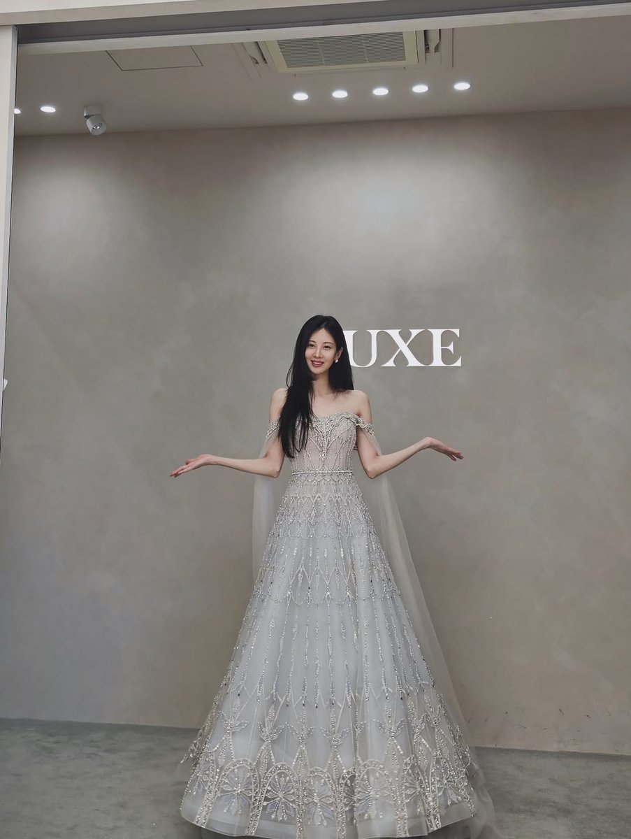 SeohyunPoint's tweet photo. Wow these dress options were insane? Seohyun is a living Barbie doll. https://t.co/XQwOfVBL3A