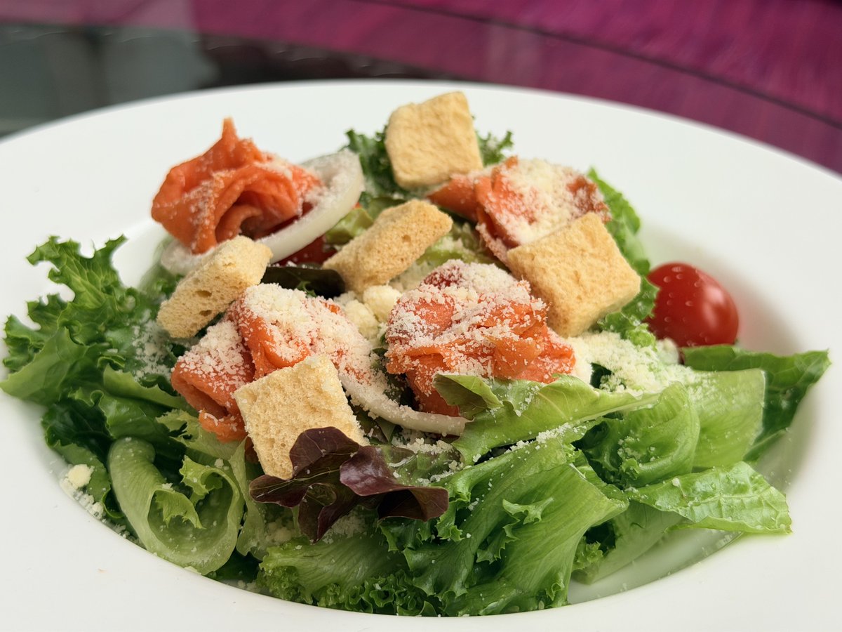 RonallChersan's tweet photo. 💜 การบินไทย ถ้าไม่ได้บินก็กินอาหารจากครัวการบินไทยได้นะ 

ทุกวันนี้ที่อาคารสำนักงานใหญ่ จะมี “ภัตตาคารอร่อยล้นฟ้า” มีเมนูที่อร่อยมากๆและคุณภาพดีให้บริการ หมุนเวียนไปแต่ละเดือนไม่ซ้ำ

🥗 สเต็ก+สลัด น้ำ 2 ขวดเล็ก 300 กว่าบาท ได้ Portion ที่ใหญ่มาก กินจนจุก

ร้านจะเปิดแค่ 7.00น.-13.30น. จันทร์-ศุกร์