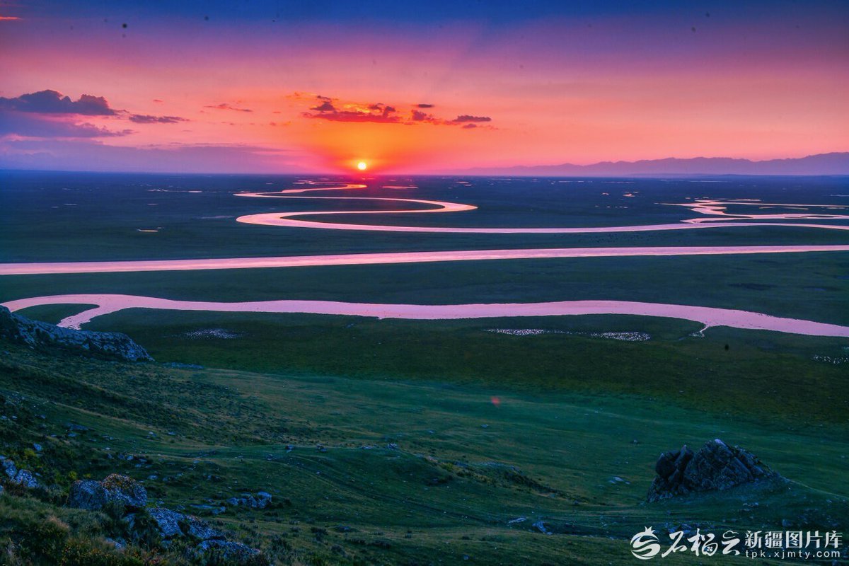 AuTournee's tweet photo. À Bayinbuluke, au Xinjiang, les visiteurs viennent admirer le coucher du soleil là où la rivière Kaidu serpente à travers la vaste prairie. Au bout des nombreux méandres de la rivière, le soleil couchant offre un magnifique spectacle. https://t.co/YzEaVcHWO8