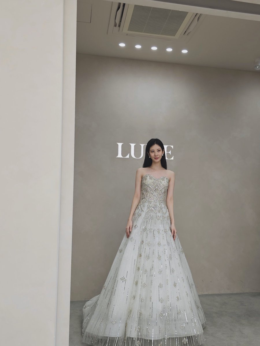 SeohyunPoint's tweet photo. Wow these dress options were insane? Seohyun is a living Barbie doll. https://t.co/XQwOfVBL3A