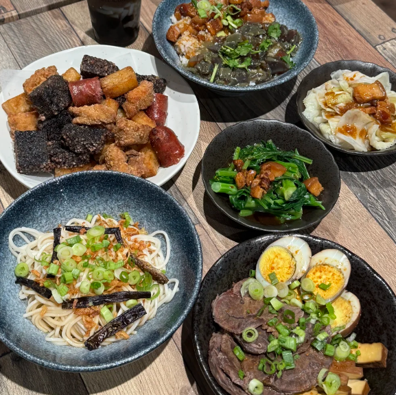 kkdnb7's tweet photo. 誰能拒絕一桌豐盛臺式家常菜✨！鹽酥拼盤、鹵肉飯、涼拌牛腱配涼面，每一道都是地道臺式風味。煙火氣拉滿，一口下去直接淪陷，碳水腦袋幸福感爆棚，妥妥的治愈一餐。
#臺式美食 #臺灣菜探店 https://t.co/A8l9SZ3HQD