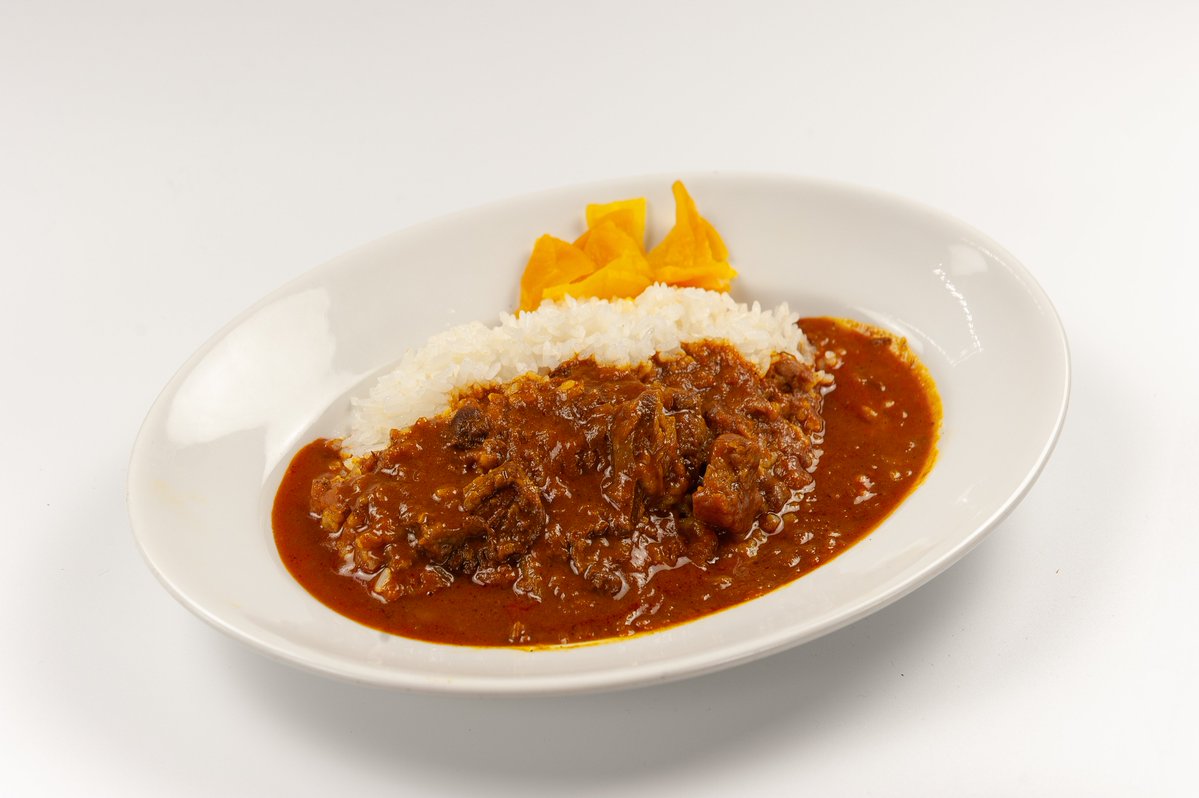 milkcafe1's tweet photo. とろとろ卵で包んだカツ丼は、だしの効いた甘辛いタレとカツの相性が抜群。もう一品は、大量のたまねぎと牛すじをじっくり煮込んだ、少し辛めの牛すじカレー。コクのある一皿に仕上げています。どちらもしっかり系の定番です。

Milkcafe 大阪 日本橋 https://t.co/SK30Kx7390