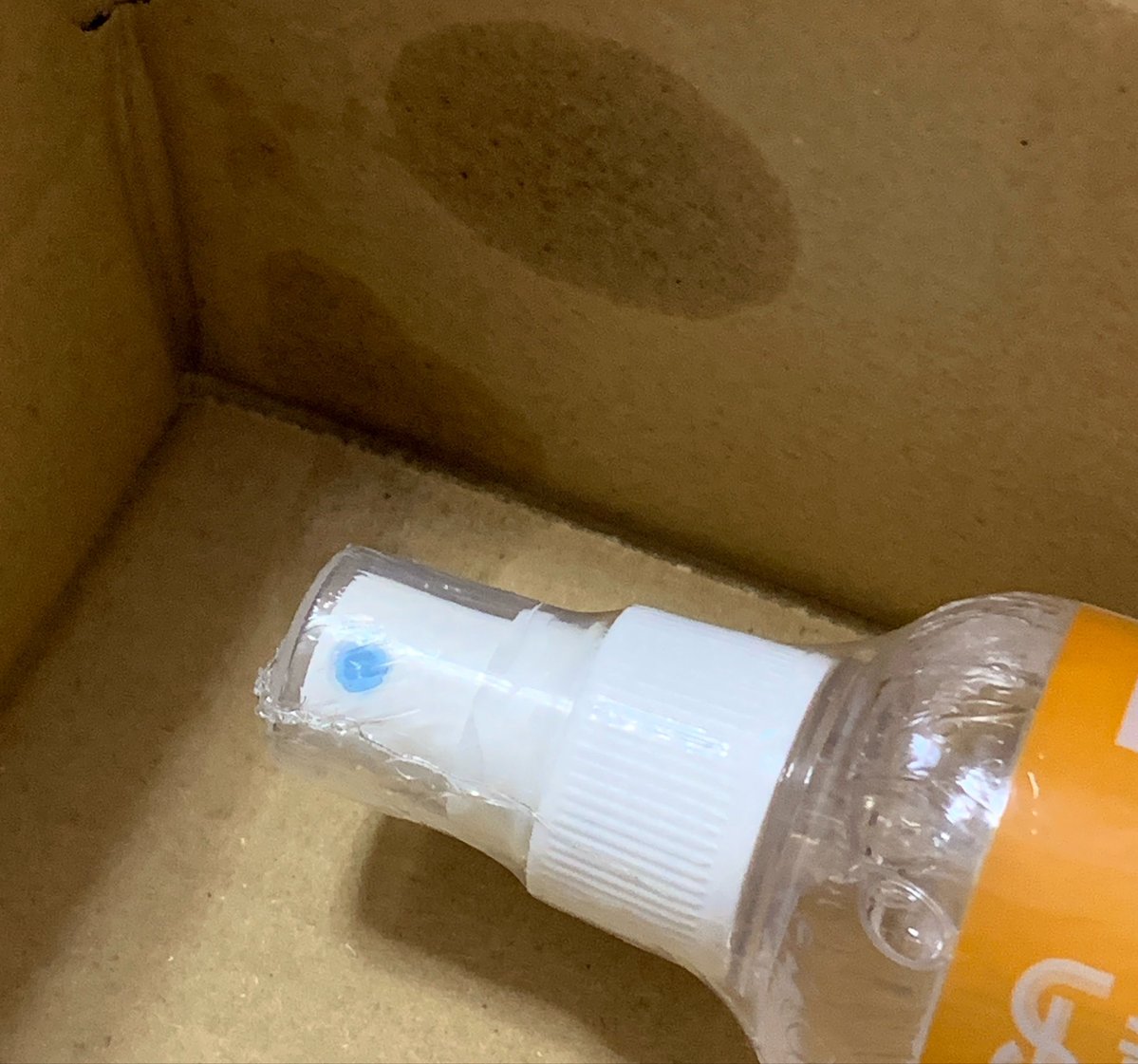 Ver__K's tweet photo. amazonで頼んだ刃物油の容器が届いた時点で破損してるっぽい。返品交換手続きしようとしたら返品できませんって言われるのはなんでだろう、、、返品ポリシー読むかぁ https://t.co/b670Ys1i9c