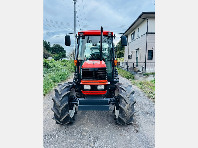 biglemon_kenkey's tweet photo. 🚜【今注目の1台】クボタ GM64 入荷中！

✅ 64馬力 × 4WD
✅ キャビン付きで全天候対応
✅ ハイスピード＋パワステで作業効率◎
✅ 稼働1,634時間・茨城県在庫

キャビン×中大型クラス×クボタブランドの三拍子。農業現場のプロが選ぶ理由がここにあります🔥 検討するなら早めに！

詳しくはBIGLEMONまで！

#クボタ #トラクター #農業機械 #中古農機 #BIGLEMON #農業法人 #キャビントラクター