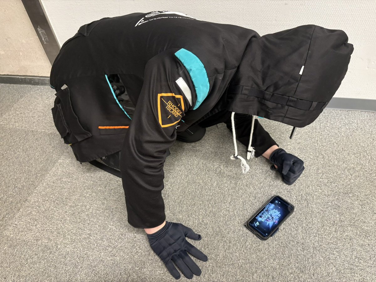 wr_0331's tweet photo. 《コスプレ/cosplay》
ネタ注意！！
ドクター【アークナイツ】
「星6が来て嬉しいけどすり抜けたドクター」
撮影（@XnLrymN090Bxv4s ）
#こすふぇ100 https://t.co/gspF0YO4Is