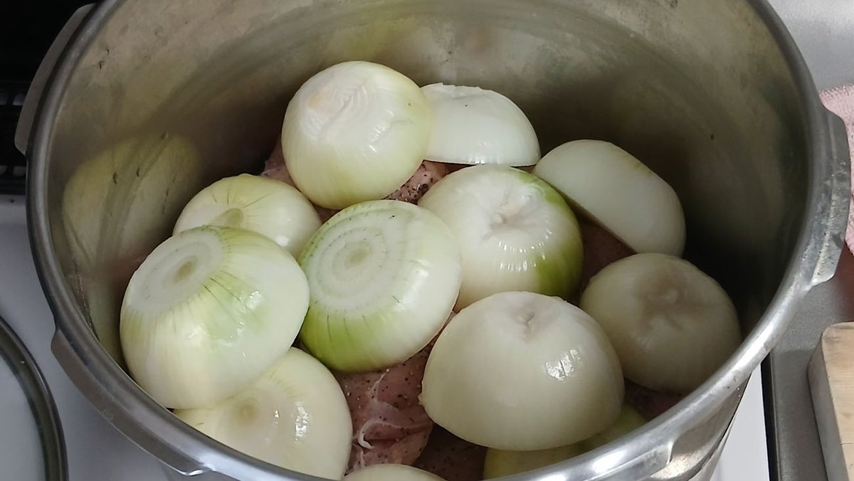 suzuki_kenya's tweet photo. 亡命ロシア料理『帰れ、鶏肉へ！』、久々に作った。タマネギと鶏肉と調味料（バター、塩、コショウ、ローリエ）を鍋にぶちこんで弱火で１時間半放置すると、かき混ぜるだけで具材がとろける最高のスープに。何度作っても簡単で美味い。 https://t.co/Va1cegSieJ