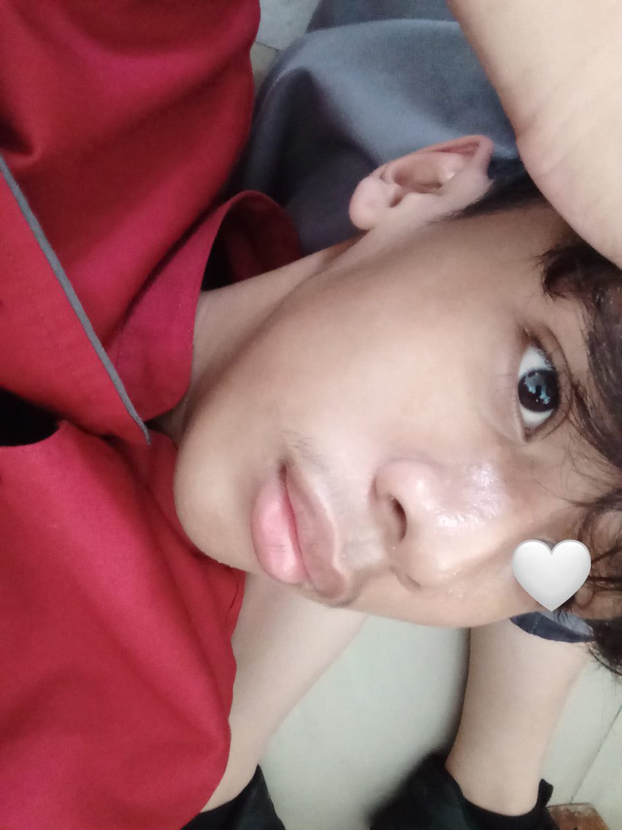 adzephinez7's tweet photo. sekolaa isinya tidur doang 😞🖐️ https://t.co/NubrlpzJXI