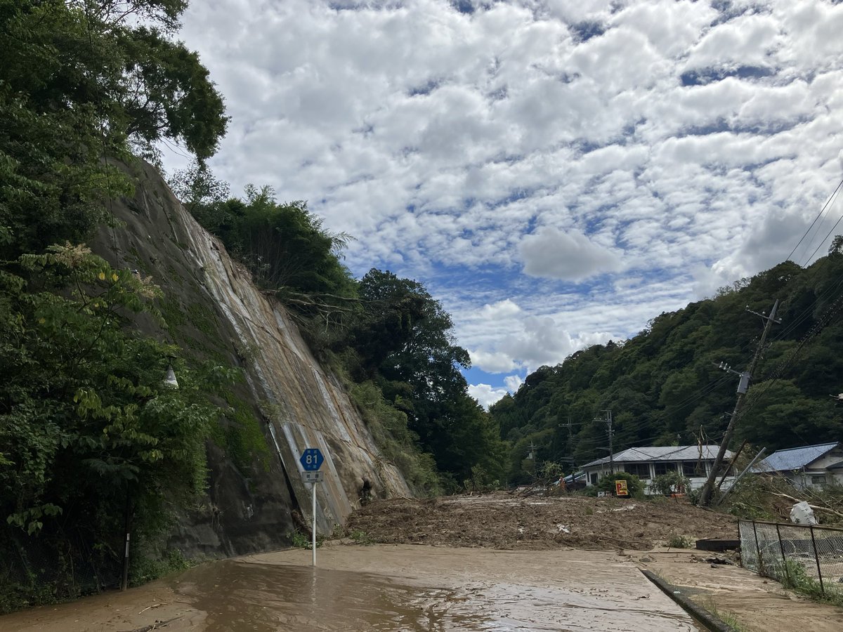 tokumori_chan46's tweet photo. 土砂の怖さを感じました。

今回の被害は相当です。
３年前より酷いかも。

#台風25号　#台風25号被害　#養老渓谷 https://t.co/PfQ7gXR76F