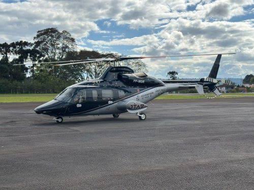 ChoqueBrasil's tweet photo. Helicóptero que transportava o cantor Rick, da dupla Rick &amp; Renner, tem valor estimado em R$ 10 milhões

A aeronave é um modelo Bell 430 e pertence à empresa JTA Empreendimentos e Urbanismo. Segundo informações, o helicóptero teria sido quitado pela companhia em agosto deste ano https://t.co/MjMF9mSjdR
