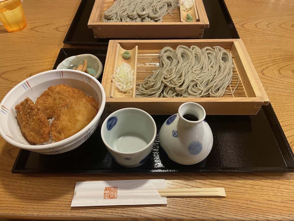 4Xecol's tweet photo. 今日の昼はへぎそばとタレカツです!! https://t.co/hcvSqkiAbJ