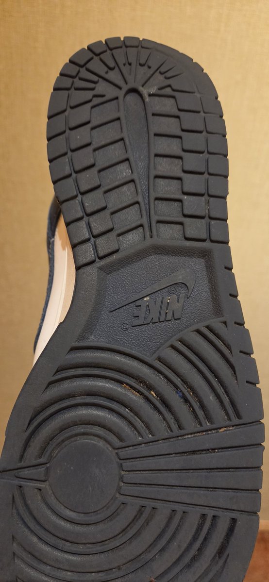 sneaker_sho's tweet photo. AJ1に比べるとDUNKは土踏まずの所が細い https://t.co/lrwFYFLnYp