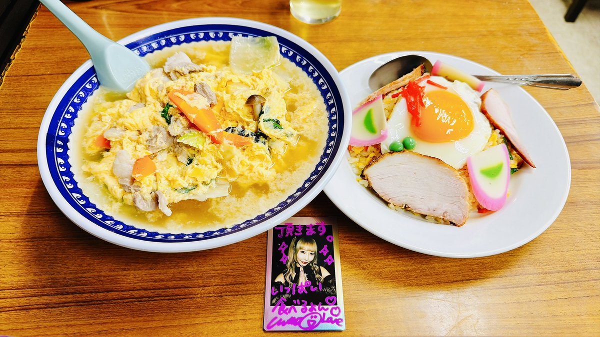 aw0_da1's tweet photo. 三ノ宮 ほうらく
五目焼き飯(小)と玉子スープ(ワンタン入り)で朝兼昼ご飯🍚
玉子スープ相変わらず具が多くて好きです
ご馳走様でした😋 https://t.co/KQU4qfacLH