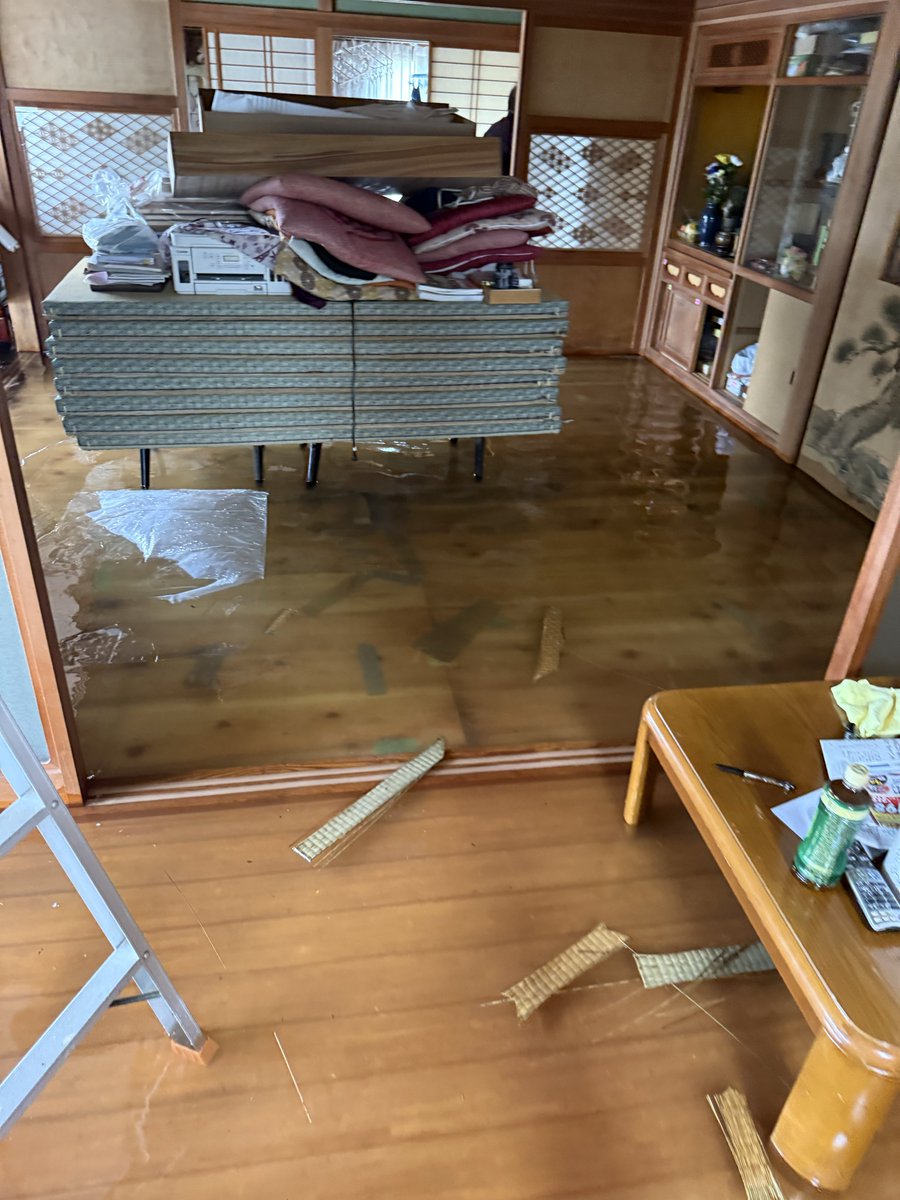 hira_go's tweet photo. 成田市　下総松崎付近は、印旛沼決壊のため　腰くらいまで、水位上昇しています
今だに水位上昇
#台風
#成田市
#印旛沼
#決壊 https://t.co/XyRd4Vlt2t