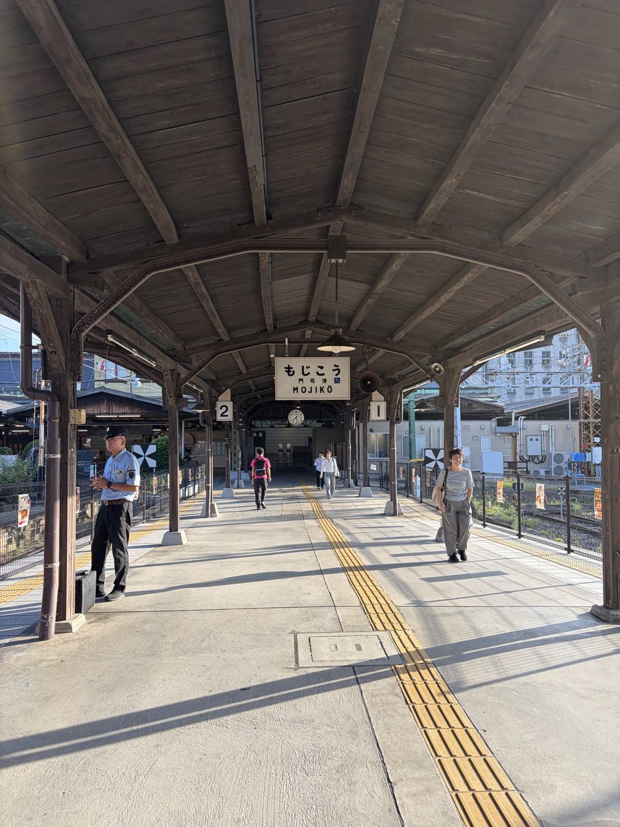 aruhiahiru55's tweet photo. 昨日の夜は九州に泊まって、一瞬本州に戻って（ベタなことして）お寿司を食べてまた九州。 https://t.co/S1A84cN8G8
