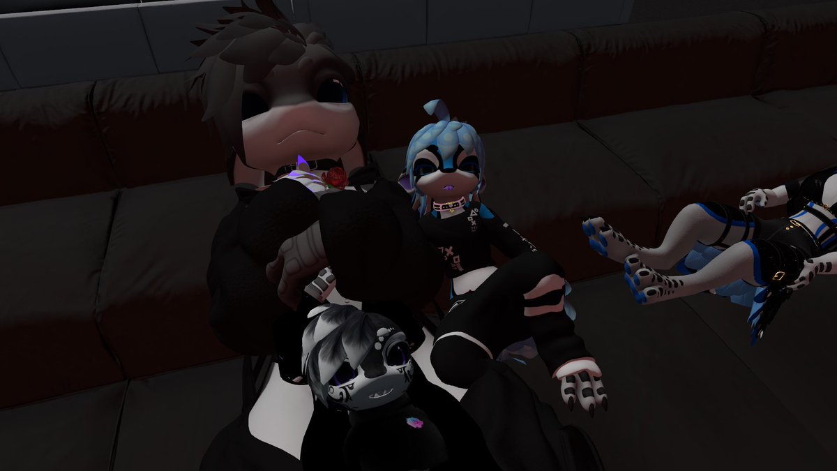 S_wari_a's tweet photo. We're hanging out with theese goobers yesterday, gray one doesn't want me to watch movie -м-
#VRChat
#Avali
#VrchatPhotagraphy https://t.co/W777gKD33Q