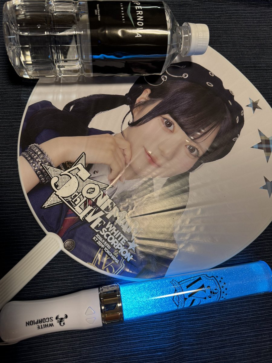 miorizm's tweet photo. 夜ライブ後の特典会→NAVI→ACE

ライブ中、ペンライトをACEさんカラーの水色🩵にして振ってたんだけど
しっかり見られていて、「可愛かった」と言われて返す言葉が出ない😅

しかも、水色のシャツも着ていたからそれも指摘されてしまい大汗かいたよ💦

ちなみに団扇も持って行っていたが
最後の記念撮影まで出さず。
#ホワイトスコーピオン #ホワスピ　#ACE