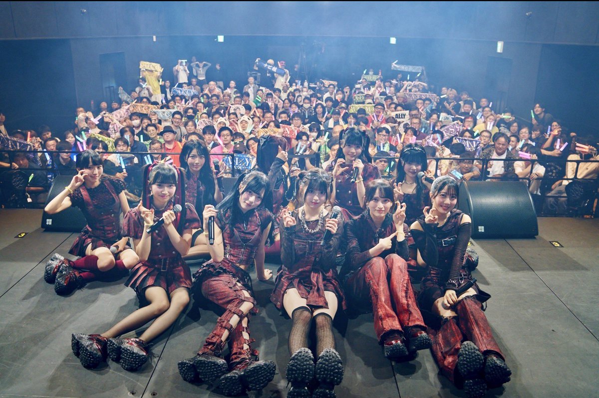 miorizm's tweet photo. 夜ライブ後の特典会→NAVI→ACE

ライブ中、ペンライトをACEさんカラーの水色🩵にして振ってたんだけど
しっかり見られていて、「可愛かった」と言われて返す言葉が出ない😅

しかも、水色のシャツも着ていたからそれも指摘されてしまい大汗かいたよ💦

ちなみに団扇も持って行っていたが
最後の記念撮影まで出さず。
#ホワイトスコーピオン #ホワスピ　#ACE