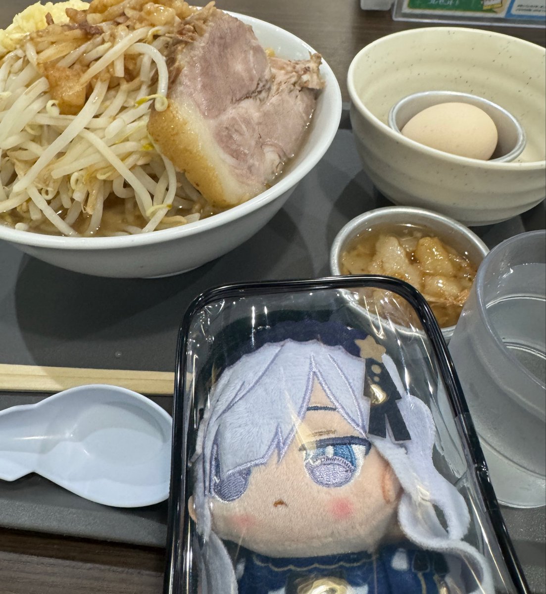 130_222's tweet photo. …夏目アンアンだ。
本日はラーメン作戦レベルアップにお邪魔している。

一番うまいラーメンを【用意しろ】！
それと！
とってもおいしい生卵も【つけろ】！

ﾁｭﾙﾁｭﾙ!
ﾊﾟｸﾊﾟｸｯ!

"圧倒"
660秒で完飲。

はぁ…。
幸せを願って、ごめんなさい────── https://t.co/D5pymqQ5Ic