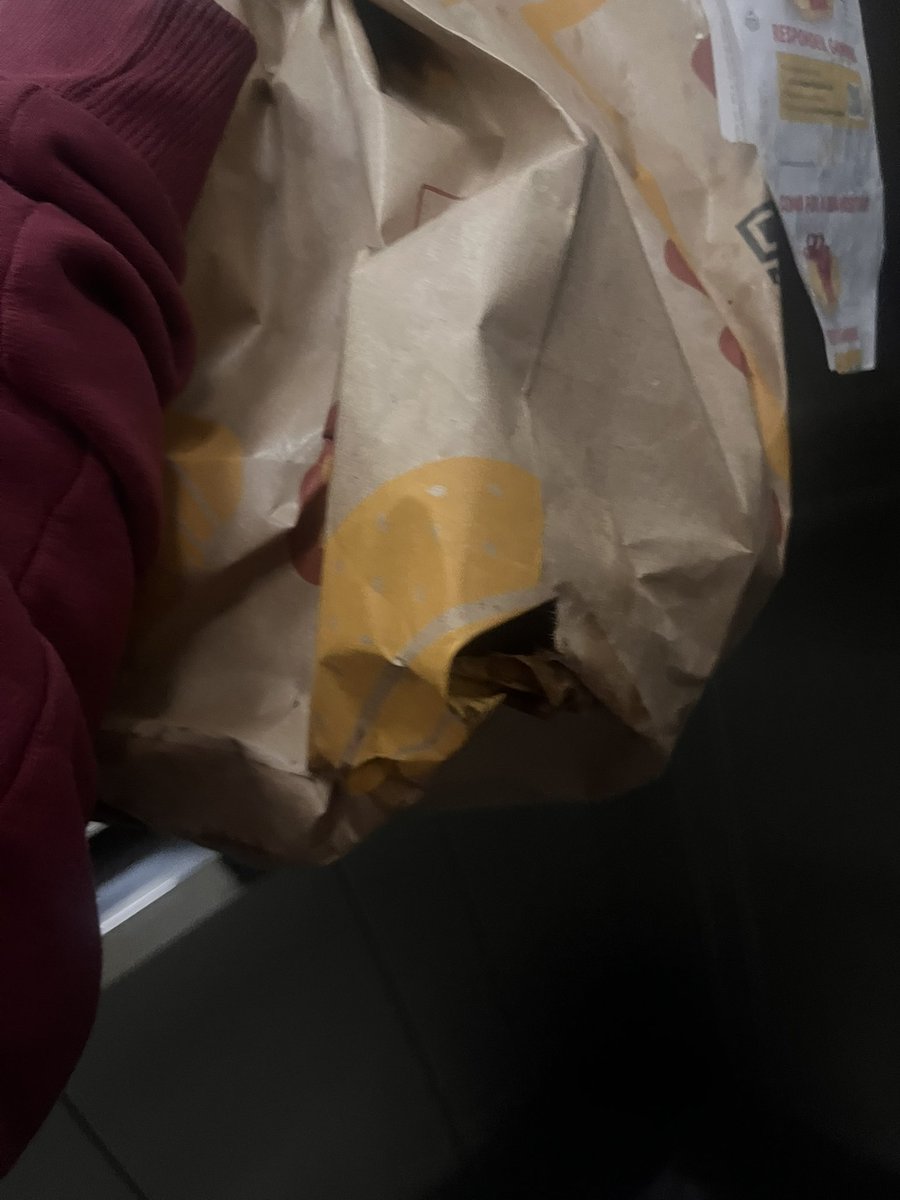 cbiiaa's tweet photo. mc donalds fdp que manda coca cola naqueles copos de papel, vao se fuder, tao passando fome caralho https://t.co/KWF3v8TSkH