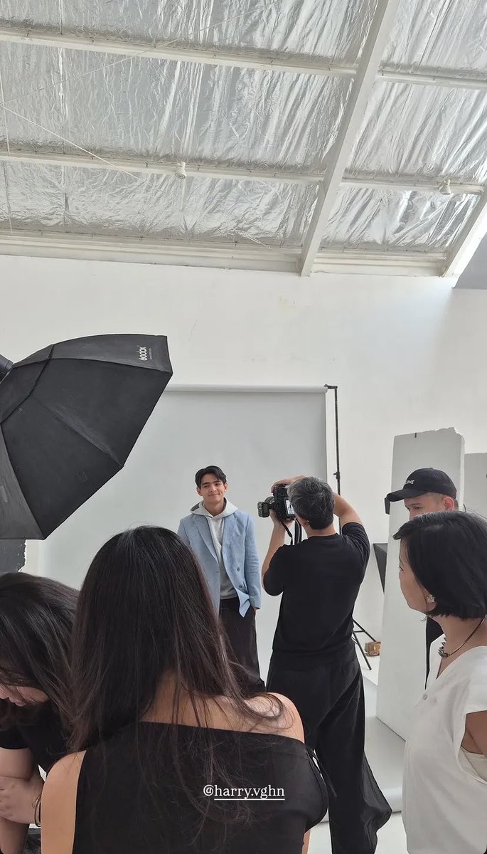 jythvla's tweet photo. Gak niat cocoklogi tapi kok kayanya sama? Studio dan staff yang ada di ig muanya aqeela juga sama kaya yang di update agensi harry? apa ini?? Hq job bareng kah???😭😭😭 https://t.co/MVahbBB3Fo