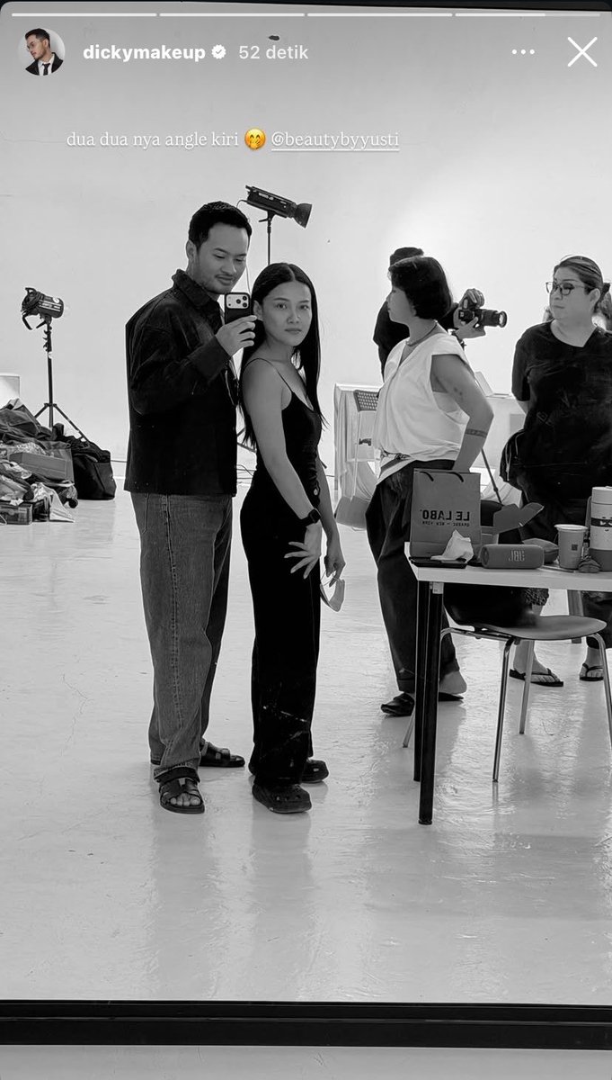 jythvla's tweet photo. Gak niat cocoklogi tapi kok kayanya sama? Studio dan staff yang ada di ig muanya aqeela juga sama kaya yang di update agensi harry? apa ini?? Hq job bareng kah???😭😭😭 https://t.co/MVahbBB3Fo