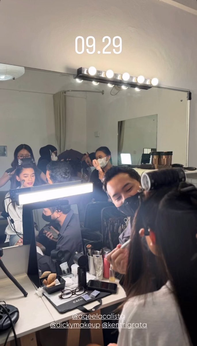 jythvla's tweet photo. Gak niat cocoklogi tapi kok kayanya sama? Studio dan staff yang ada di ig muanya aqeela juga sama kaya yang di update agensi harry? apa ini?? Hq job bareng kah???😭😭😭 https://t.co/MVahbBB3Fo