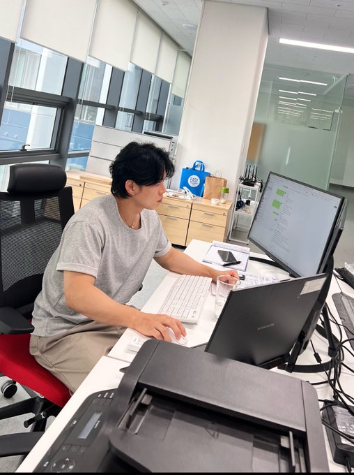 CassandraT6475's tweet photo. 这人做了一套量化动态对冲，挂在 Polymarket 的 BTC 涨跌盘上

原文统计是：一天大约 $734，158 天、25,835 次预测，累计 +$116,550。

每小时大概重复同一套动作 7 次。
软件不把第一笔进场当成最终仓位。

账户：https://t.co/mclunvbQCO

25,835 次预测，胜率 52%。

1. 先从看起来被低估的一边起手
比如 Up 在 34 美分买进。
BTC 继续确认 Up，就加仓；信号变弱，就停。

2. 只有进场价够好，反方向才拿来对冲
例如：
Up 34¢ + 随后 Down 59¢ = 总成本 93¢
结算 100¢
锁定优势 = 7¢

一部分仓位先变成受保护的整套组合，剩下的敞口继续吃方向。

第一笔不是终点，只是打开对冲开关的门槛。

最赚的几笔：
$274 → $967（+$693）
$42 → $668（+$626）
$114 → $693（+$580）

同一套动态对冲，可以拆开跑：Grok Bot 负责判断何时开、何时加、何时对冲；外部工具负责实时定价和下单。

两边成本必须低于 1 美元，对冲才有意义。

成本贴近或超过 1 美元，这就不是对冲，只是双边裸奔。