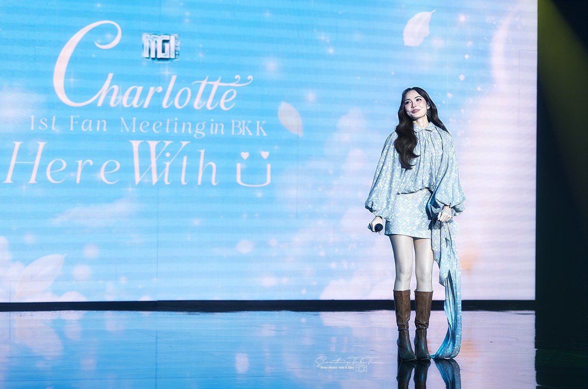 Englothome's tweet photo. CHARLOTTE 1st FAN MEETING IN BKK

HERE WITH YOU CL
#Charlotte1stFanMeetInBKK
#ชาล็อตออสติน #CharlotteAustin 
#อิงล็อต  #englot @itscharlotty https://t.co/2r0YB7Uv1R