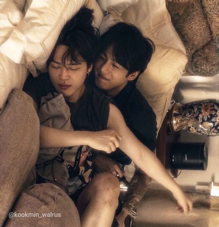 Abyjmjk's tweet photo. He visto este momento infinidad de veces y siempre me causa risa como se nota en el rostro de jk que le encanta molestar a jm y como aún todo adormilado se le nota que le encanta ser molestado por su novio juguetón que no lo deja descansar tranquilamente 😭 eso es AMOOOOR 😭😭 https://t.co/Wiivsd894Z