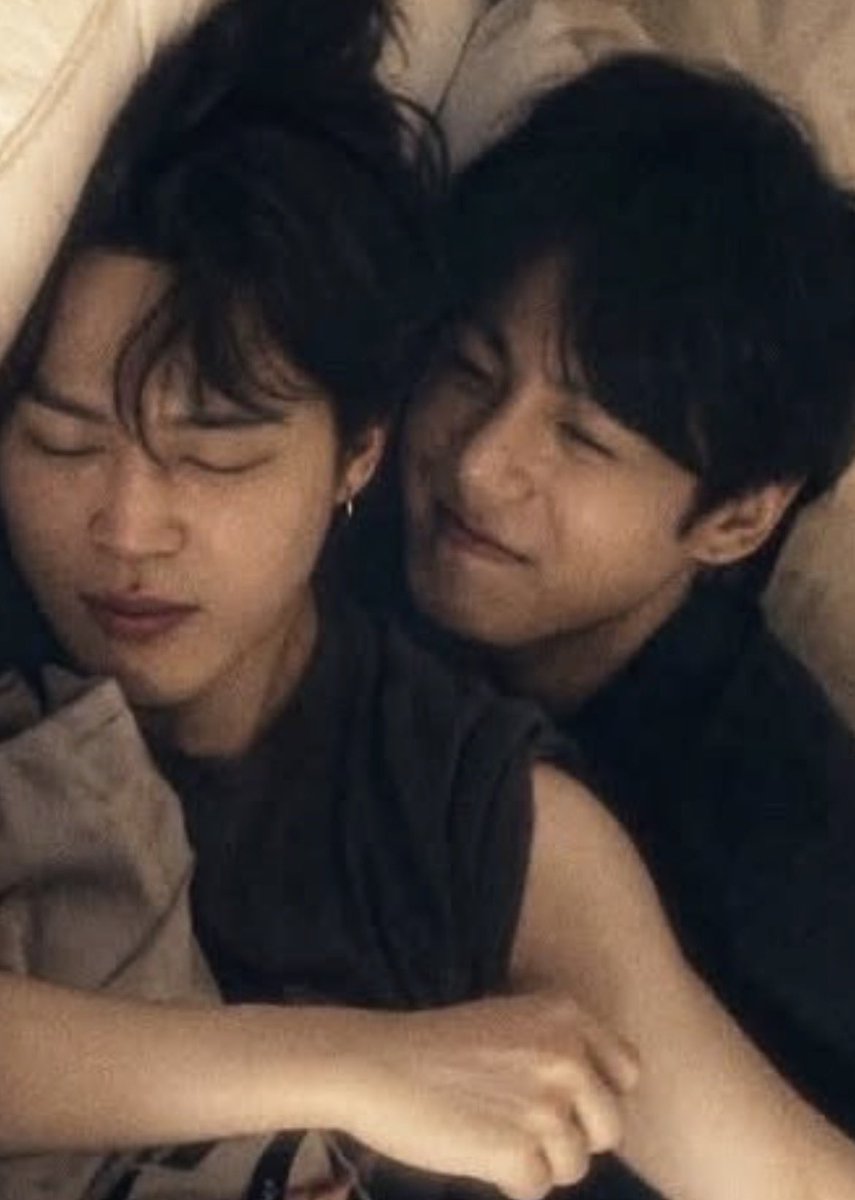 Abyjmjk's tweet photo. He visto este momento infinidad de veces y siempre me causa risa como se nota en el rostro de jk que le encanta molestar a jm y como aún todo adormilado se le nota que le encanta ser molestado por su novio juguetón que no lo deja descansar tranquilamente 😭 eso es AMOOOOR 😭😭 https://t.co/Wiivsd894Z