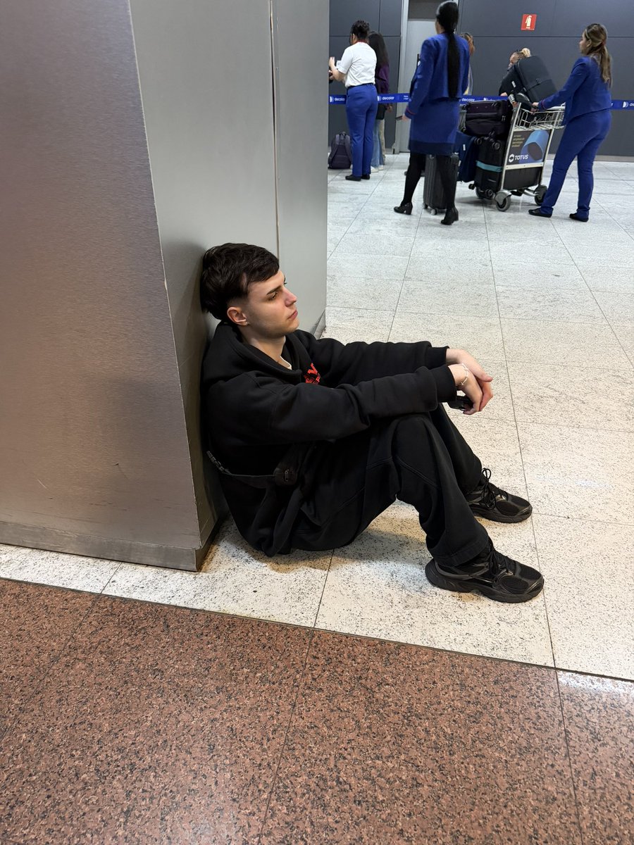 fazerfn's tweet photo. empeoro la situación, este tipo no la esta pasando bien

mira lo que haces @LATAMAirlines https://t.co/IjOQCej90V