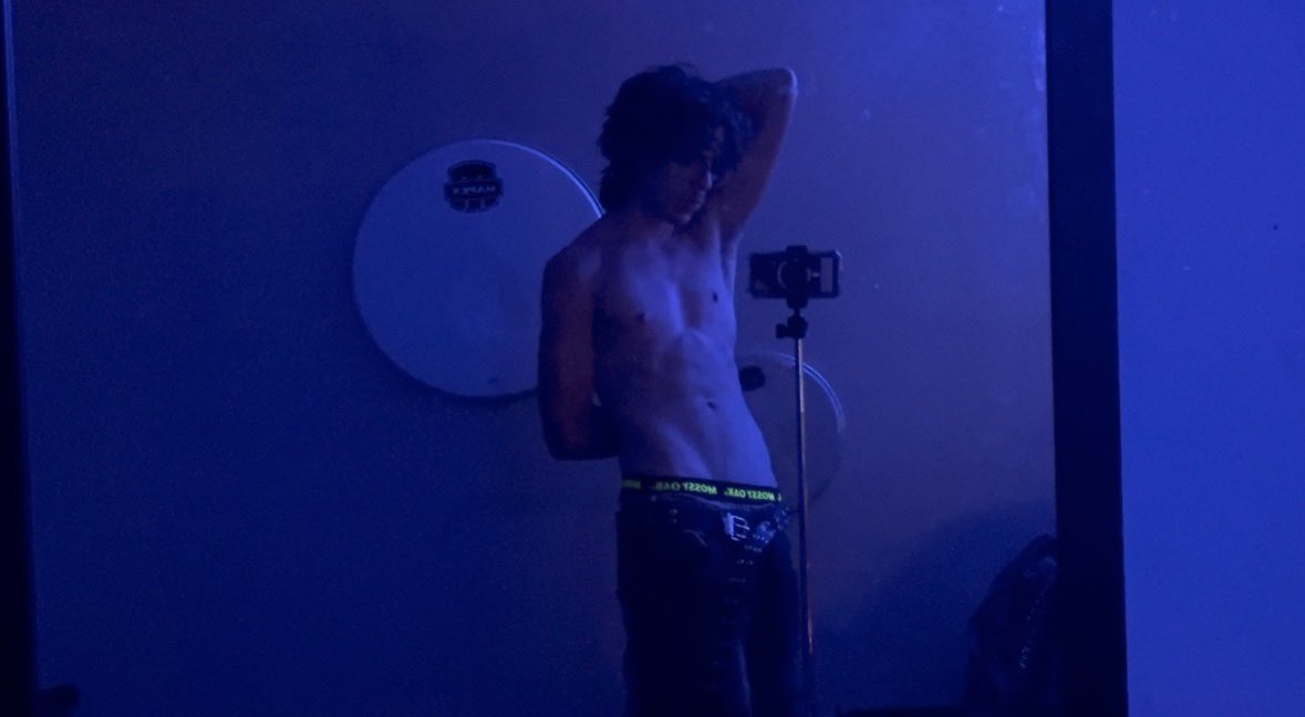 Yurisn_'s tweet photo. Blue is my favorite (Also peep the new haircut 😝) https://t.co/x2S2yVF2h7