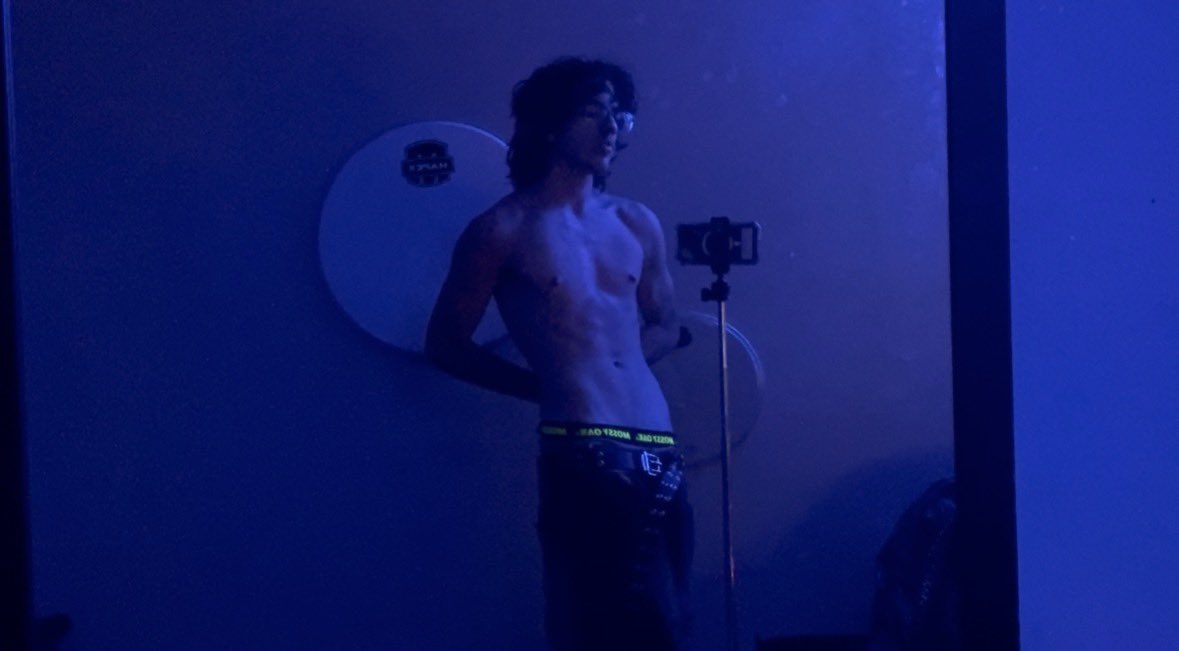 Yurisn_'s tweet photo. Blue is my favorite (Also peep the new haircut 😝) https://t.co/x2S2yVF2h7