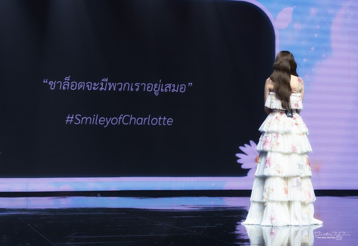 Englothome's tweet photo. CHARLOTTE 1st FAN MEETING IN BKK

HERE WITH YOU CL
#Charlotte1stFanMeetInBKK
#ชาล็อตออสติน #CharlotteAustin 
#อิงล็อต  #englot @itscharlotty https://t.co/TtO0KDL6GY